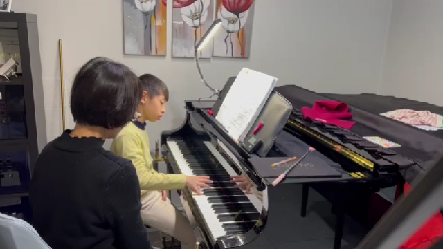 kids piano lesson